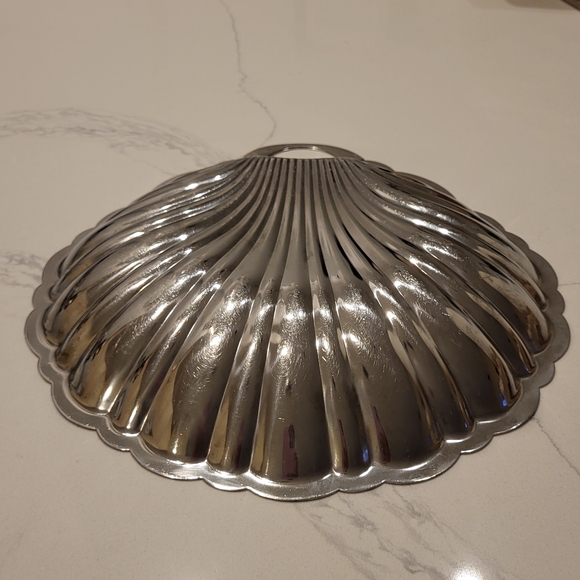 Clam Shell Serving Dish - Picture 2 of 3